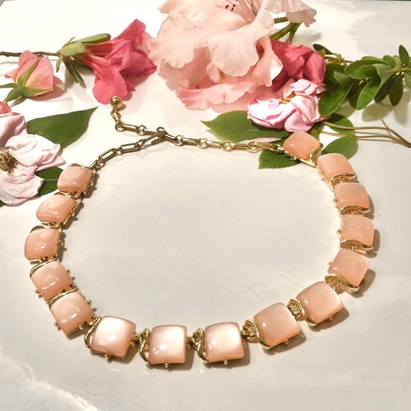 Pink Coro Necklace. Pink thermoset necklace. Pink moonglow choker - Picture 3 of 4
